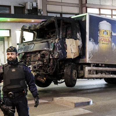 Den lastbil som användes i den förmodade terrorattacken förs bort.