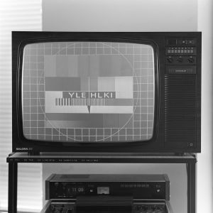 Mustavalkoisessa kuvassa televisiolaite vuodelta 1979.