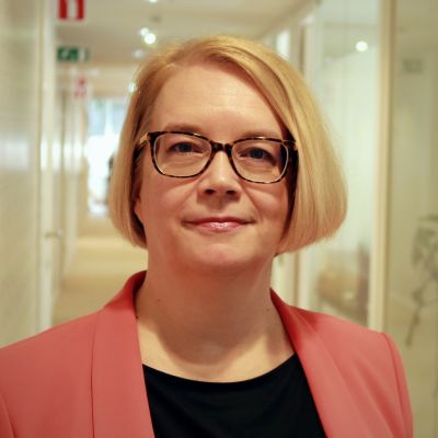 Coreper I -lähettiläs Minna Kivimäki Suomen EU-edustustossa.