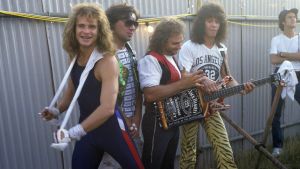 Rockgruppen Van Halen biddrog till en oblodig upplösning i Panama. Van Halen på festival backstage 1984