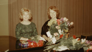 Margit Tuuren kanssa konsertin jälkeen Porissa 1971. Meri Louhos ja Margit Tuura Porissa 1971 konsertin jälkeen.