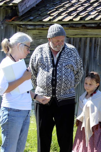 Bodil Tingsby regisserar ”Gamle Elias” och lilla Emilie, spelade av Leif Gunnarsson respektive Nora Ihr i filmen Emilie - Sveriges främsta författare.