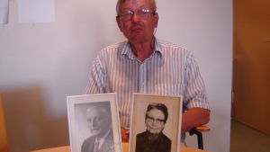 Wilhelm Panelius med porträtt av sina föräldrar Olav och Elsa Panelius i förgrunden Wilhelm Panelius med porträtt av föräldrarna Olav och Elsa Panelius