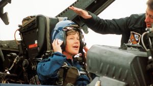 Dåvarande försvarsministern Elisabeth Rehn blev en symbol för köpet av amerikanska jaktplan år 1992. Elisabeth Rehn sitter i Hornet