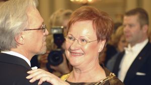 Presidenttipari on tanssinut monet valssit myös itsenäisyyspäivän juhlavastaanotossa. självständighetsmottagning, 2003