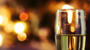 Skål för ett bättre nytt år! Men många krögare befarar konkurser i branschen under det kommande året. Ett fyllt champagneglass och ett tomt glas som ligger intill på bordet