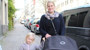 Anu ja tytär Alissa. "Käytännön asioiden hoitaminen on vaikeampaa kuin Suomessa, mutta se tietysti helpottuu ajan myötä. Brysselissä on onneksi aika paljon toimintaa suomalaisille perheille, joten tänne tuleminen on suhteellisen helppoa. Lapsille järjestetään paljon kerhoja. Se on positiivista." äiti ja tyttö