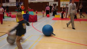 Det kan vara bra för barnen, och vuxna likaså, att röra på sig för att få utlopp för all energi. Barn motionerar i gymnastiksal