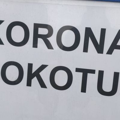 Koronarokotuksesta kertova opastekyltti Jyväskylän Killerillä.