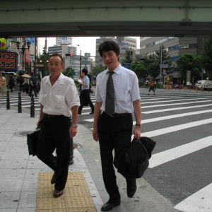 Japanilaisia miehiä kadulla.