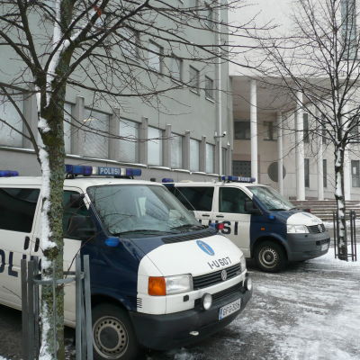 polisbilar utanför polishuset i borgå