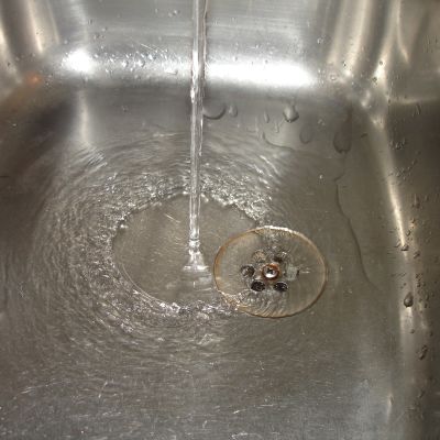 Vatten rinner i en diskho.