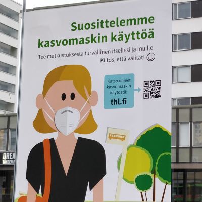 Kasvomaskisuosituksesta kertova kyltti bussipysäkillä Jyväskylässä.
