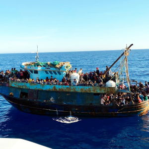 Vene täynnä siirtolaisia Italiassa.