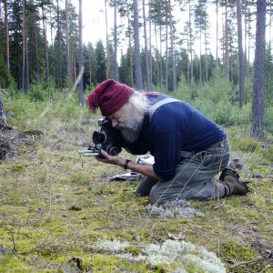 Markku Lehmuskallio kuvaamassa Askolan Kopinkalliolla.