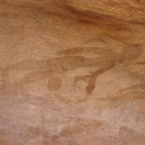 Kalliomaalauksessa on vaakatasossa oleva ihminen ja vuohieläin.