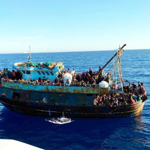 En av de många båtarna som kom till Lampedusa på söndagen. 