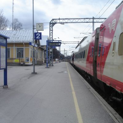 Ett IC-tåg på järnvägsstationen i Karis.