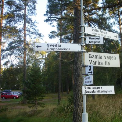 Informationsskyltar på Mjölbolstaområdet i Karis.