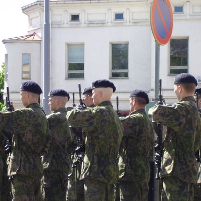 Soldater på parad 4.6.2010 på Rådhustorget i Ekenäs.