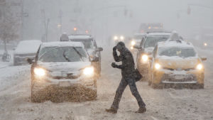 En fotgängare går över gatan mitt under snöstormen i New York den 9 februari. Vinterstorm i New York den 9 februari 2017.