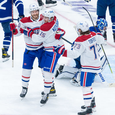 Joel Armia, Jesperi Kotkaniemi och Tyler Toffoli firar ett mål i slutspelsserien mot Toronto.