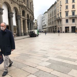 Milanon keskustan kävelykadulla, Corso Vittorio Emanuelella oli maanantaina autiota.