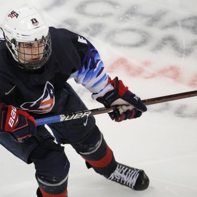 Jack Hughes lähikuvassa.