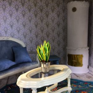 Svärmorstunga i miniatyr. Svärmorstunga i miniatyr i ett dockhus vardagsrum