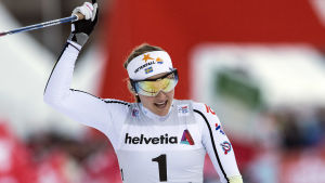 Stina Nilsson leder Tour de Ski med 6,7 sekunder före Heidi Weng. Stina Nilsson jublar.