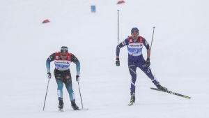 Avgörandet. Richard Jouve lägger i spurtväxeln och lämnar Perttu Hyvärinen bakom sig i kampen om brons.