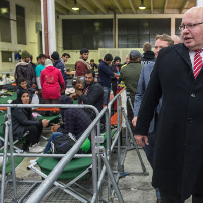 Den tyska regeringens flyktingkoordinator Peter Altmeier besöker en tillfällig flyktingmottagning i Passau den 4 november 2015.