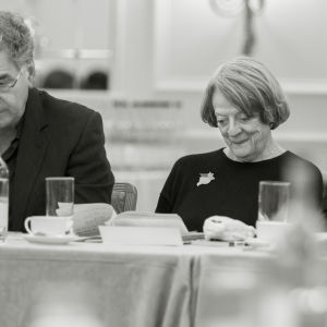Jim Carter (hovimestari Carson) ja Maggie Smith (Violet Crawley) Downton Abbeyn 6. tuotantokauden lukuharjoituksissa
