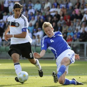 Sami Khedira och Jonas Portin kämpar om bollen vid U21-EM 2009. Sami Khedira och Jonas Portin kämpar om bollen vid U21 EM 2009.
