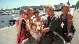 Kuusikko ja kuoleman varjot lastensarjan Kata (Heidi Heiskanen), Anna (Elena Leeve), Mikko (Petteri Erofejeff), Jani (Reino Nordin) ja Kimmo (Ilkka Ihamäki) sekä Renny-koira (Mucki).