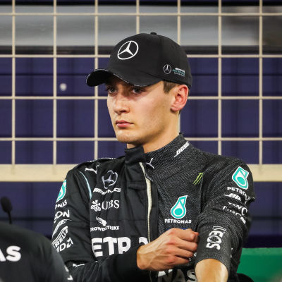 George Russell i Mercedes färger.
