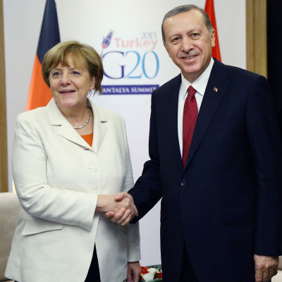 Angela Merkel och Recep Tayyip Erdogan skakar hand under G20 i Antalya 2015.