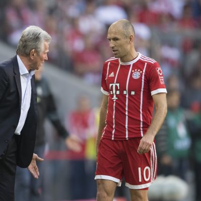 Bayern-luotsi Jupp Heynckes (vas.) ja Arjen Robben