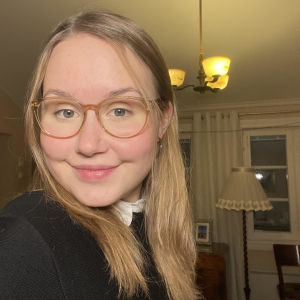 Ellen Westberg har redan hållit sig i frivillig karantän i tre veckor. Selfie på Ellen Westberg inomhus.