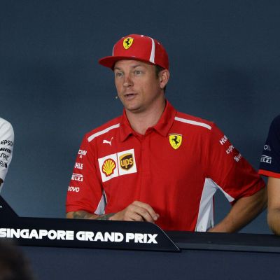 Lewis Hamilton, Kimi Räikkönen och Brendon Hartley under en presskonferens i Singapore.