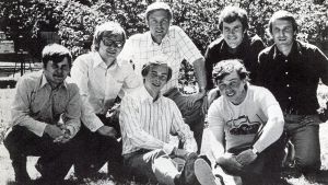 Svensk ungdoms kandidater i riksdagsvalet 1975. Nere i mitten Michael Franck och Hans Invesgård. Övriga från vänster: Christoffer Taxell, Björn Månsson, Pär Stenbäck, Per-Håkan Slotte och Håkan Nordman. Svensk Ungdoms kandidater i riksdagsvalet 1975 poserar i solsken på en gräsmatta. Nere i mitten: Michael Franck och Hans Invesgård, övriga fr v.: Christoffer Taxell, Björn Månsson, Pär Stenbäck, Per-Håkan Slotte och Håkan Nordman.