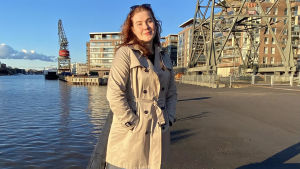 Gymnasisten Olivia Toukola är trött på att inte känna sig hörd. Olivia Toukola på bild vid Åbo hamn
