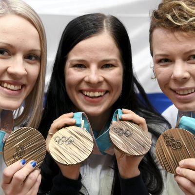 Iisa Rahunen, Krista Pärmäkoski ja Minnamaria Tuominen esittelevät pronssimitalejaan.