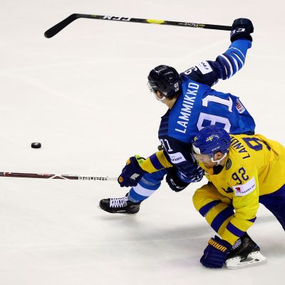 Juho Lammikko ja Gabriel Landeskog