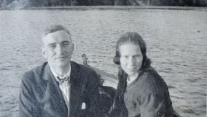 Olof Enckell med sin första fru Monica Ehrström, blivande dockkonstnären Mona Leo. Här i vännen Cid Tallqvists snipa 1924 Olof Enckell och hans första fru Monica Ehrström, blivande dockkonstnären Mona Leo, här i Cid Tallqvists snipa 1924.