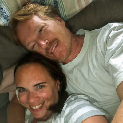Anna och Nicke tittar glada mot kameran.