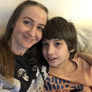 en mamma håller om sin 10-åriga son