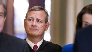 Högsta domstolens huvuddomare John Roberts leder riksrättsförhandlingarna i USA. Högsta domstolens huvuddomare John Roberts leder riksrättsförhandlingarna i USA