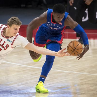 Lauri Markkanen ja Tyler Cook kurottavat kohti palloa.