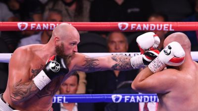 Robert Helenius landar en rak vänster mot Adam Kownacki.